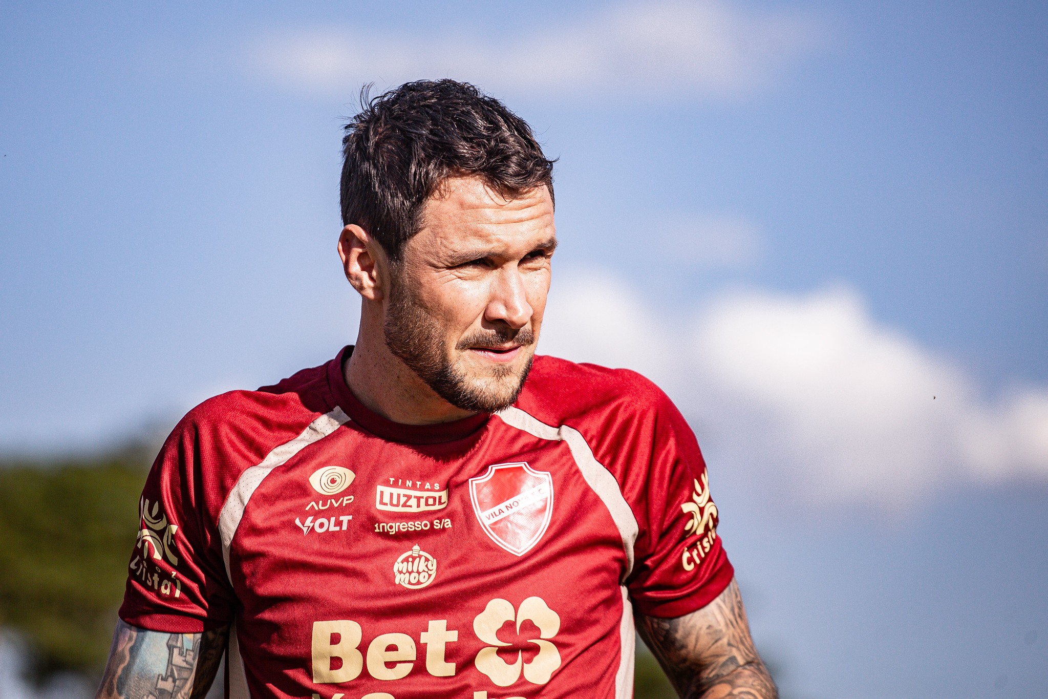 Vila Nova define ajustes na zaga para defender liderança da Série B